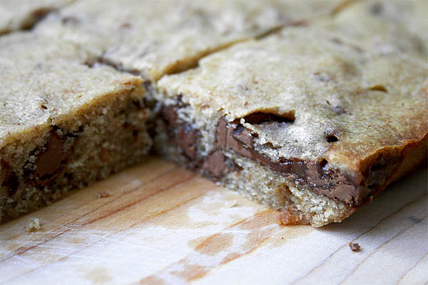 Chocolate Bar Cookie Bars | www.gottagetbaked.com